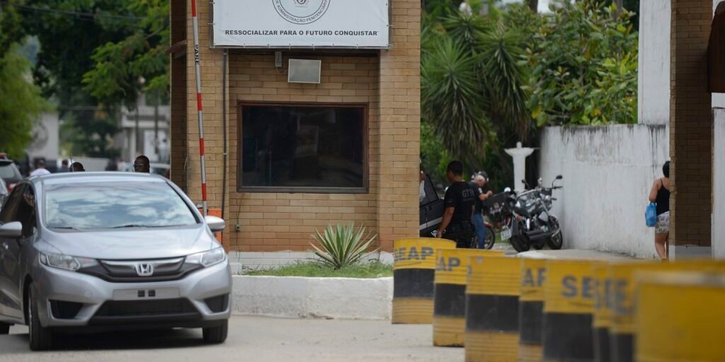 Rio derruba 19 imóveis irregulares próximos do Complexo de Gericinó