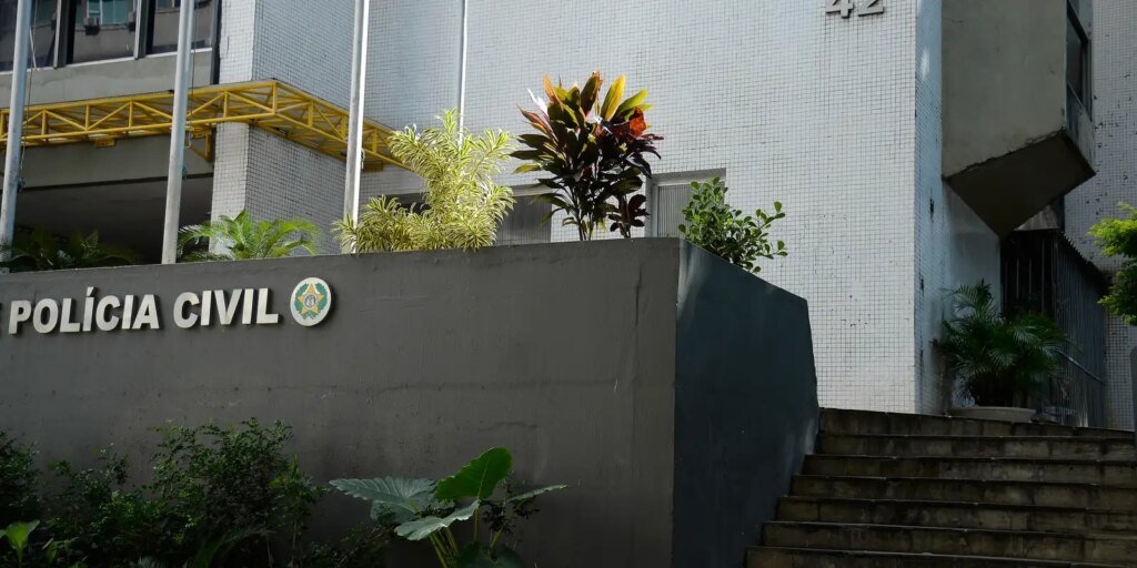 Preso ex-PM suspeito de treinar traficantes do Comando Vermelho no Rio