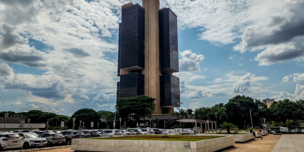 Copom eleva juros básicos da economia para 14,25% ao ano Copom eleva juros básicos da economia para 14,25% ao ano