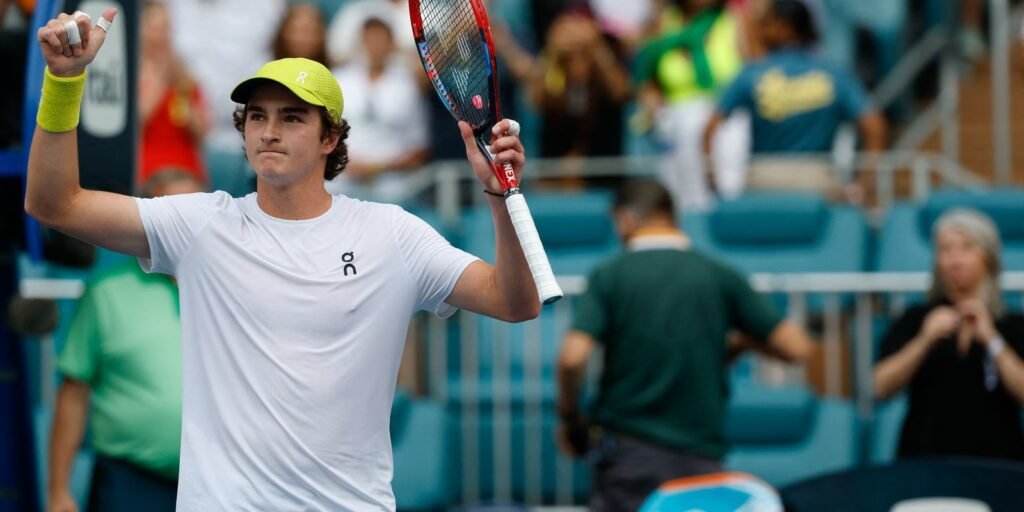 João Fonseca avança à 3ª rodada em Miami após bater tenista francês João Fonseca avança à 3ª rodada em Miami após bater tenista francês