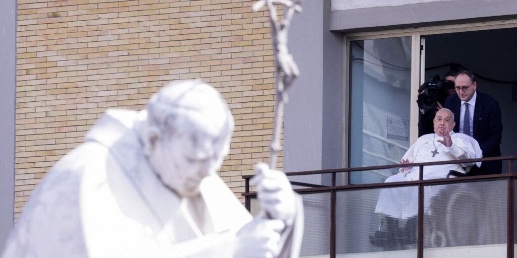 Papa Francisco deixa o hospital após quase 40 dias internado Papa Francisco deixa o hospital após quase 40 dias internado