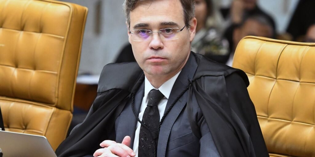 Mendonça vota para impedir Moraes e Dino em julgamento de Bolsonaro