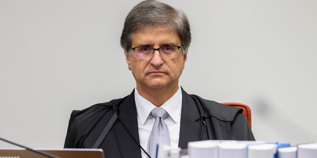 Mulher que pichou estátua pode cumprir prisão domiciliar, diz PGR