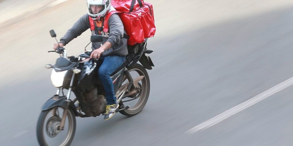 Entregadores de aplicativos protestam contra precarização do trabalho