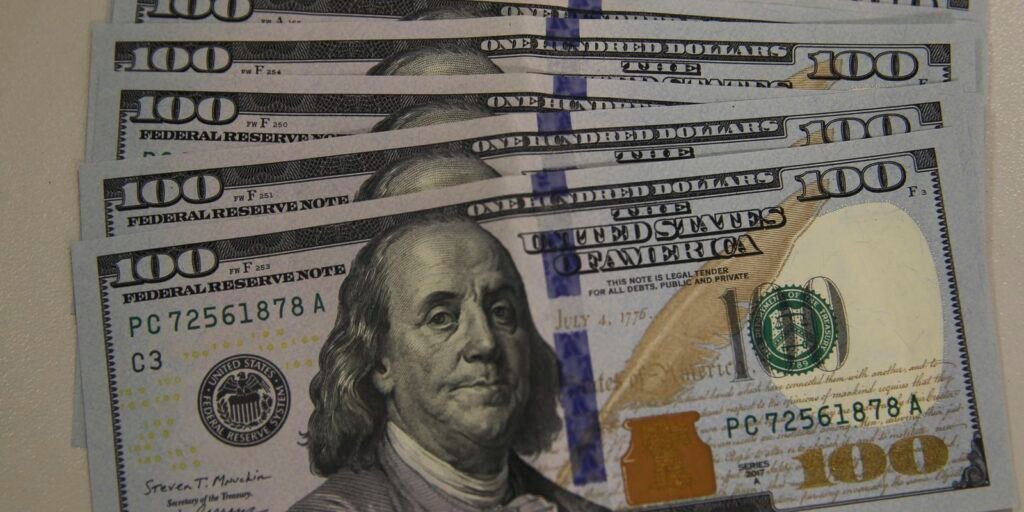 Dólar fecha a R$ 5,70 e cai 3,57% em março