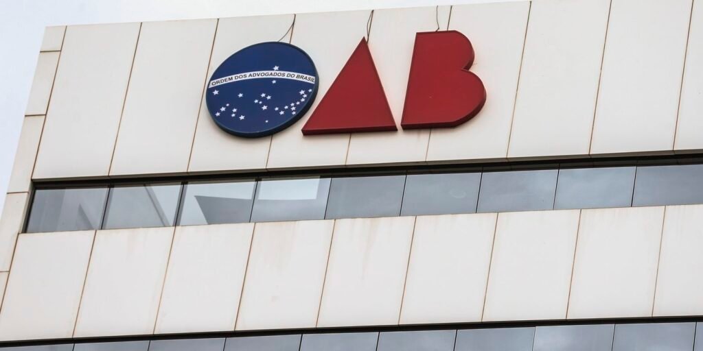 OAB-RJ pede a exclusão de advogado por ataques racistas contra juíza OAB-RJ pede a exclusão de advogado por ataques racistas contra juíza