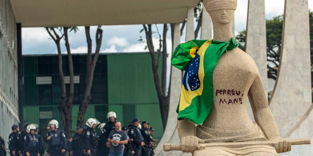 Mulher que pichou estátua do STF deixa prisão