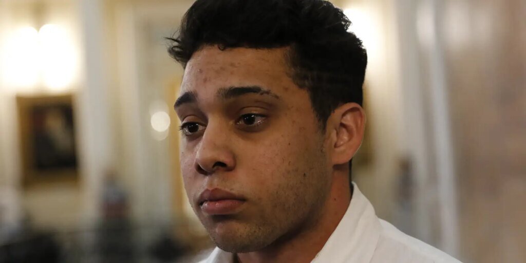 Por decisão da Justiça, ex-vereador Gabriel Monteiro deixa prisão Por decisão da Justiça, ex-vereador Gabriel Monteiro deixa prisão