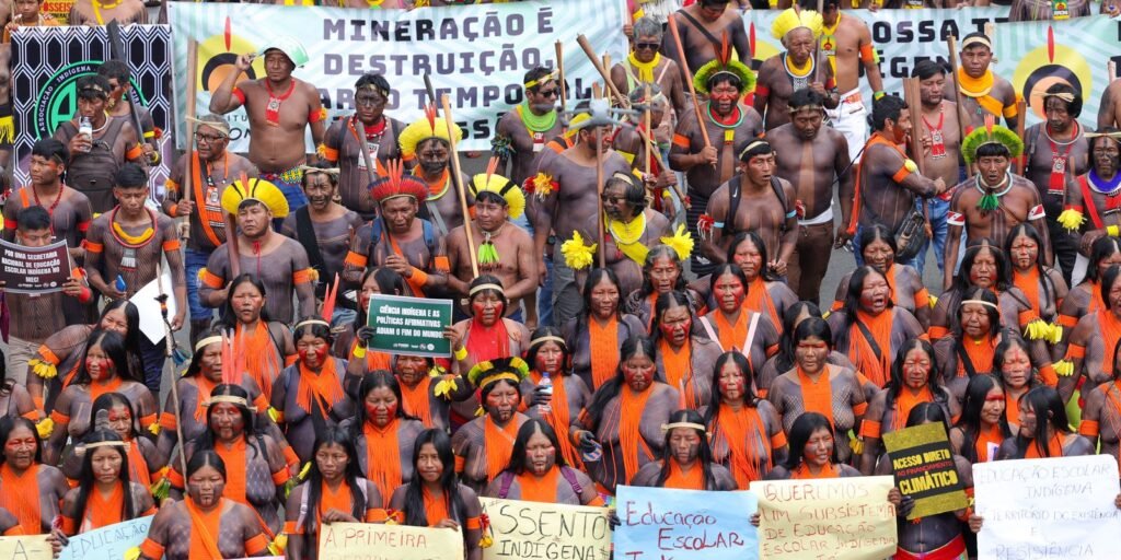 Milhares de indígenas marcham em Brasília em defesa de seus direitos