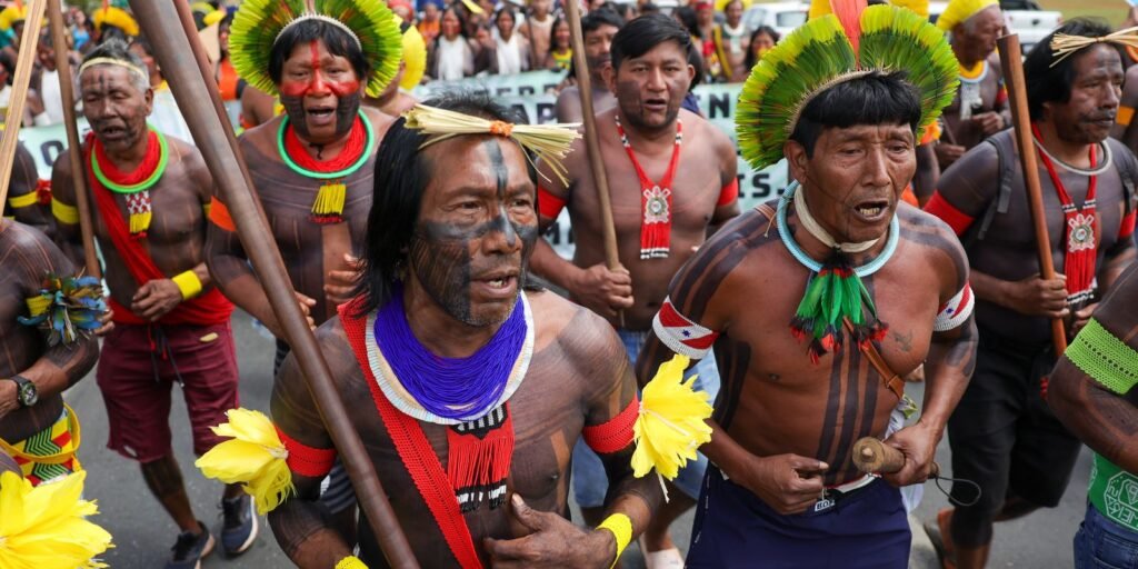 PM e indígenas entram em confronto em área nobre de Brasília