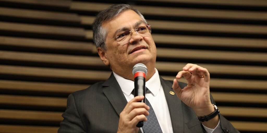 Dino dá 48 horas para líder do PL explicar acordo sobre emendas Dino dá 48 horas para líder do PL explicar acordo sobre emendas