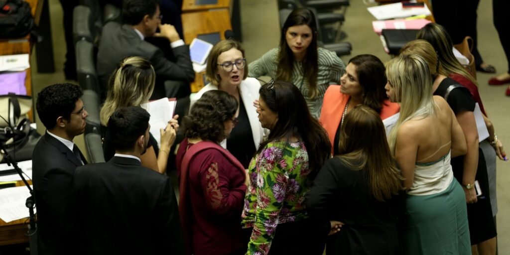 Mudança no Código Eleitoral reduz participação feminina, diz Oxfam