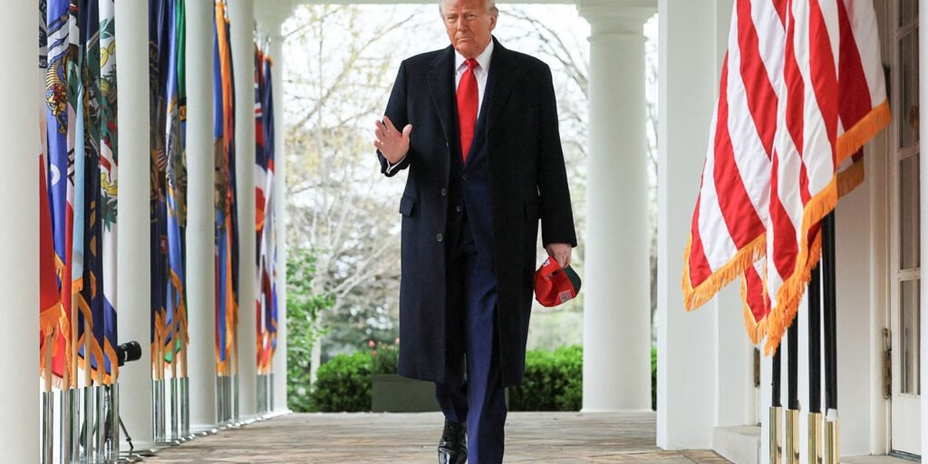 Trump ameaça China com tarifas adicionais de 50% após Pequim retaliar