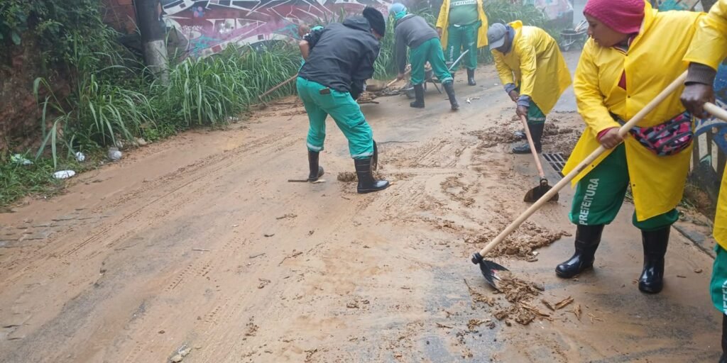 Defesas civis vistoriam locais atingidos por temporal em Petrópolis