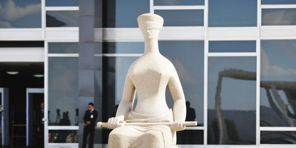 Defesa de Filipe Martins recorre de multa por postagem de advogado