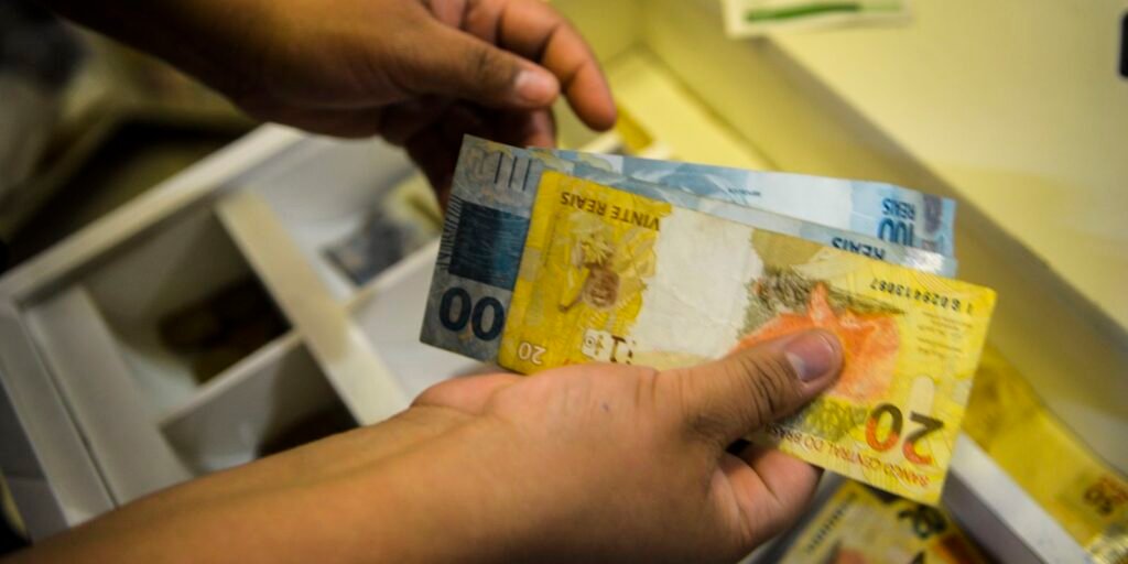 Trabalhador pode trocar dívidas mais caras por consignado para CLT