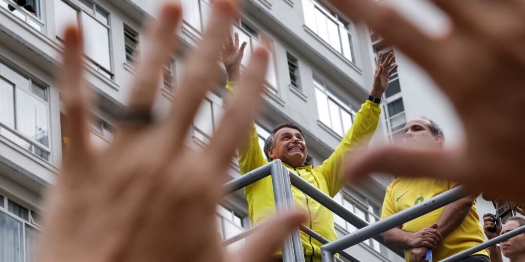 Bolsonaro nega tentativa de golpe e diz esperar por “ajuda externa”