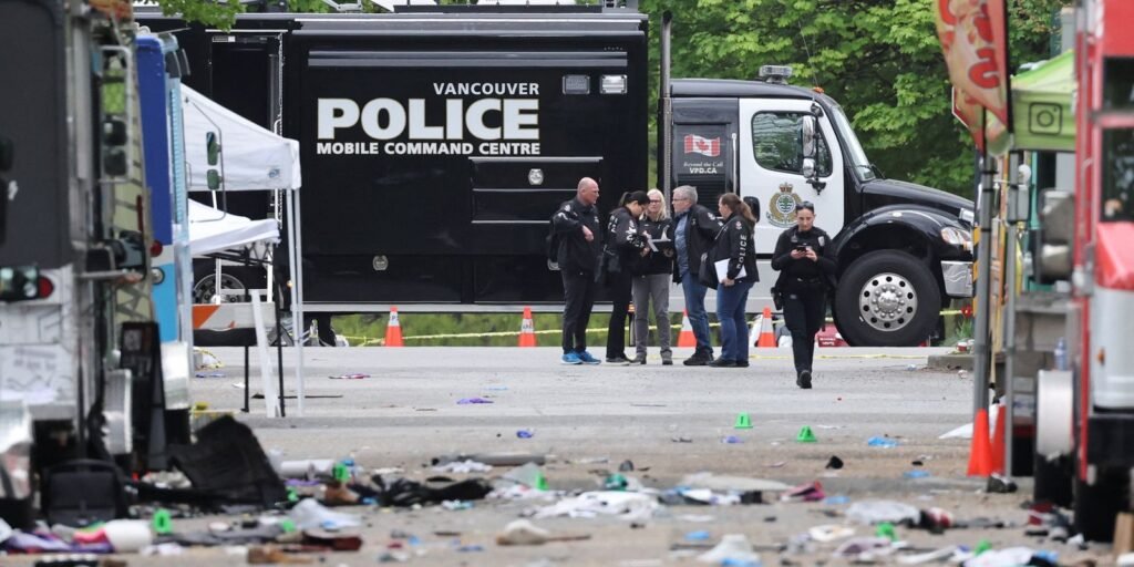 Homem joga carro contra dezenas de pessoas no Canadá; 11 morreram Homem joga carro contra dezenas de pessoas no Canadá; 11 morreram