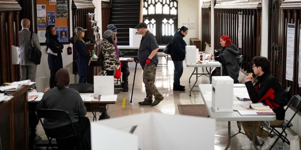 Canadenses vão às urnas em eleição dominada por preocupações com Trump Canadenses vão às urnas em eleição dominada por preocupações com Trump