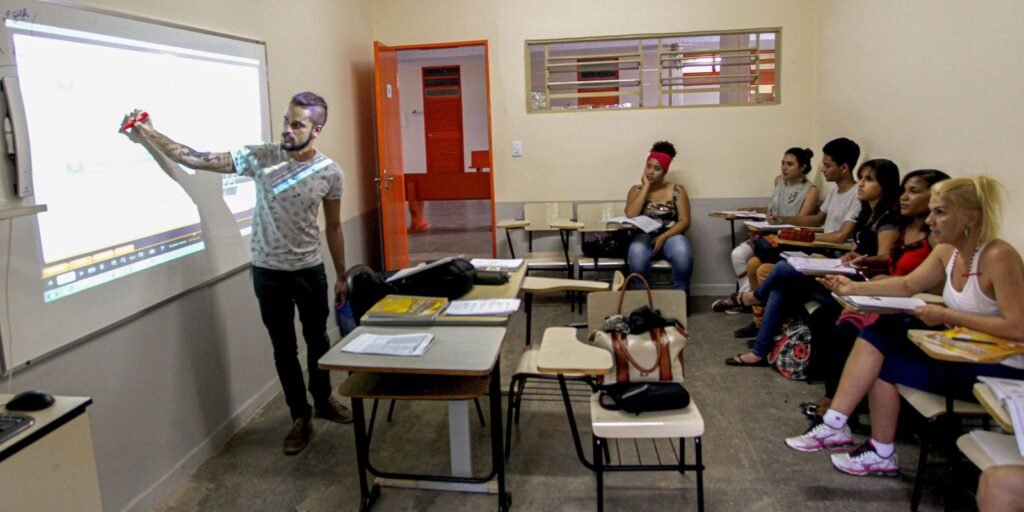 Pé-de-meia: nascidos em março e abril recebem hoje incentivo matrícula