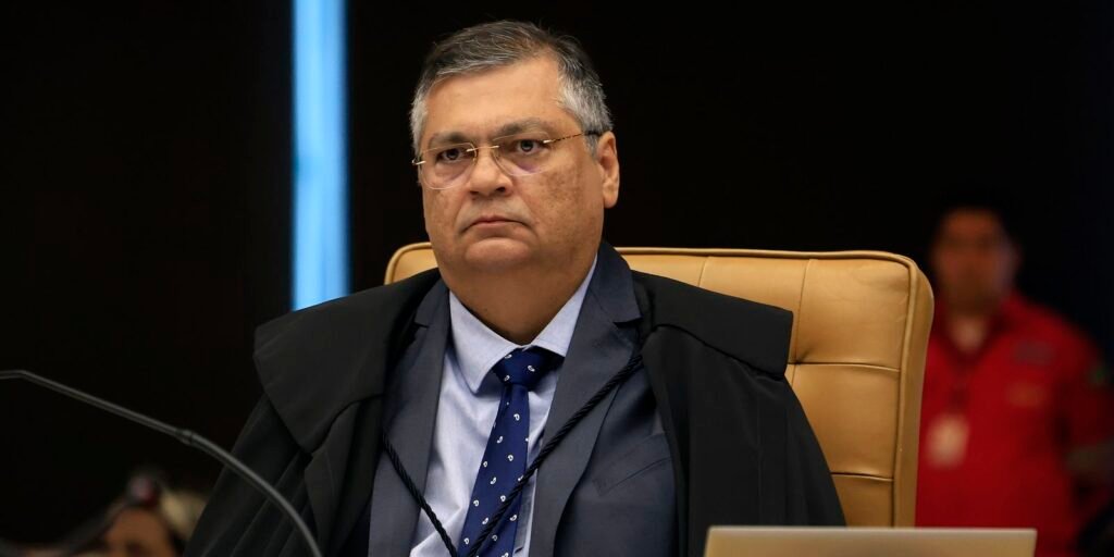Dino manda suspender pagamento de 1,2 mil emendas da saúde Dino manda suspender pagamento de 1,2 mil emendas da saúde