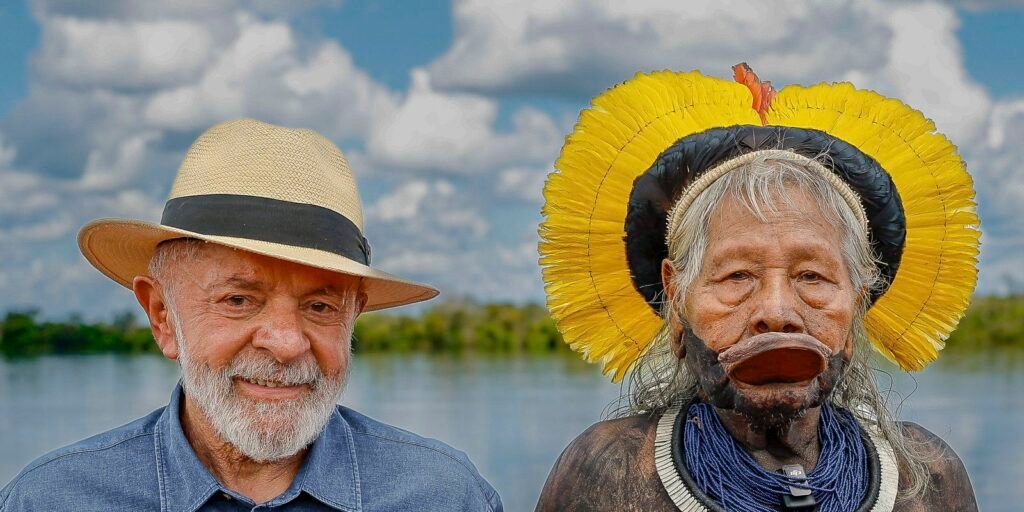 Raoni recebe medalha de Lula e alerta sobre exploração de petróleo