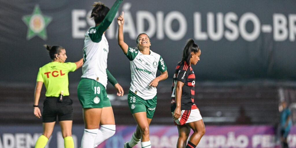 Palmeiras goleia Flamengo para liderar o Brasileirão feminino