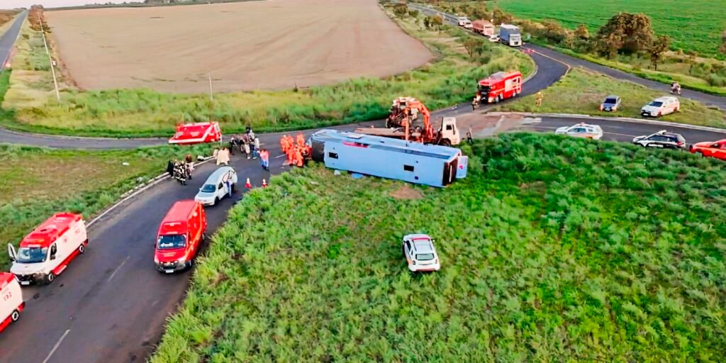 Acidente de ônibus deixa ao menos 10 mortos em Minas Gerais