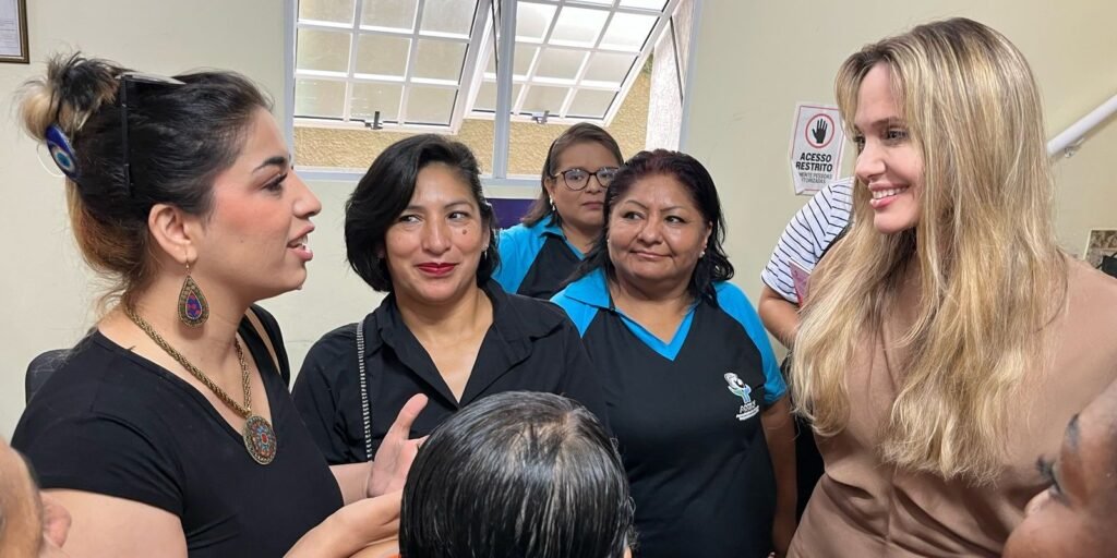 Atriz Angelina Jolie visita centro de imigrantes e refugiados em SP
