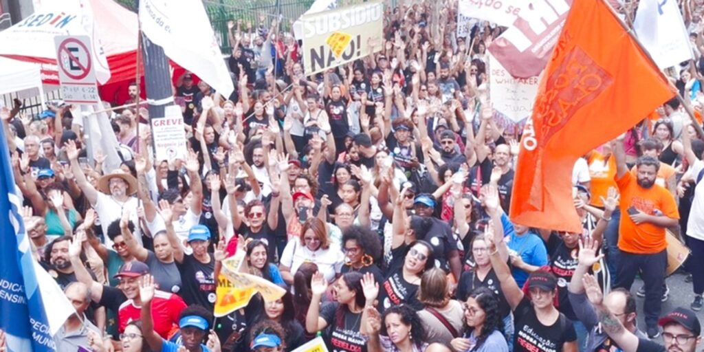 Professores municipais de SP decidem continuar greve Professores municipais de SP decidem continuar greve