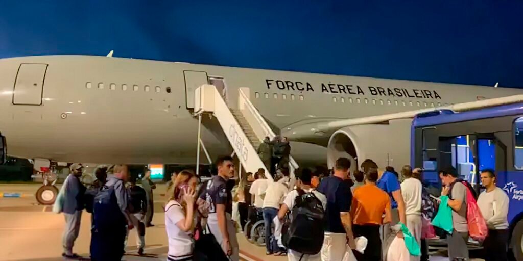 Avião com 96 brasileiros deportados dos EUA chega ao Brasil