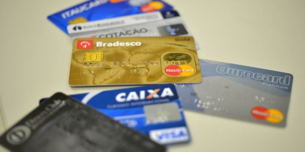 Juros do cartão de crédito rotativo avançam e chegam a 445% ao ano Juros do cartão de crédito rotativo avançam e chegam a 445% ao ano
