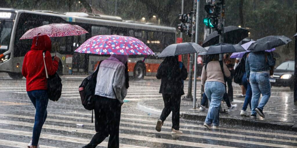 Feriadão deve ter chuva e queda de temperatura no centro-sul do país
