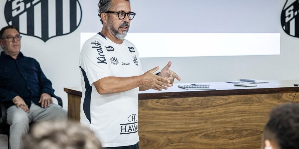 Ex-auxiliar de Tite, Cleber Xavier debuta como técnico no Santos Ex-auxiliar de Tite, Cleber Xavier debuta como técnico no Santos