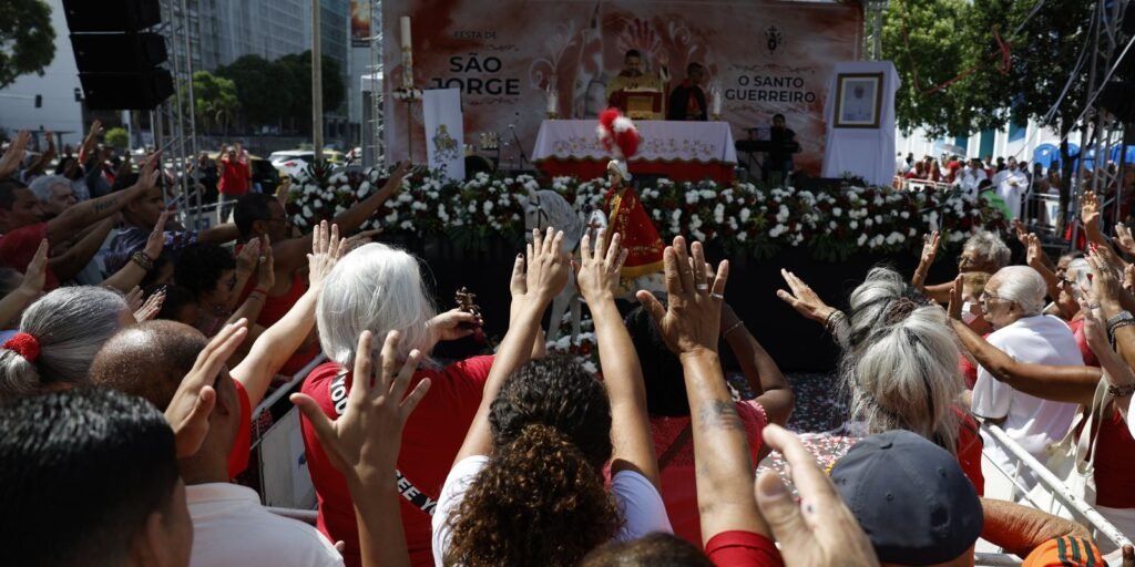 Fiéis de São Jorge e Ogum ocupam as ruas do Rio em festa sincrética Fiéis de São Jorge e Ogum ocupam as ruas do Rio em festa sincrética