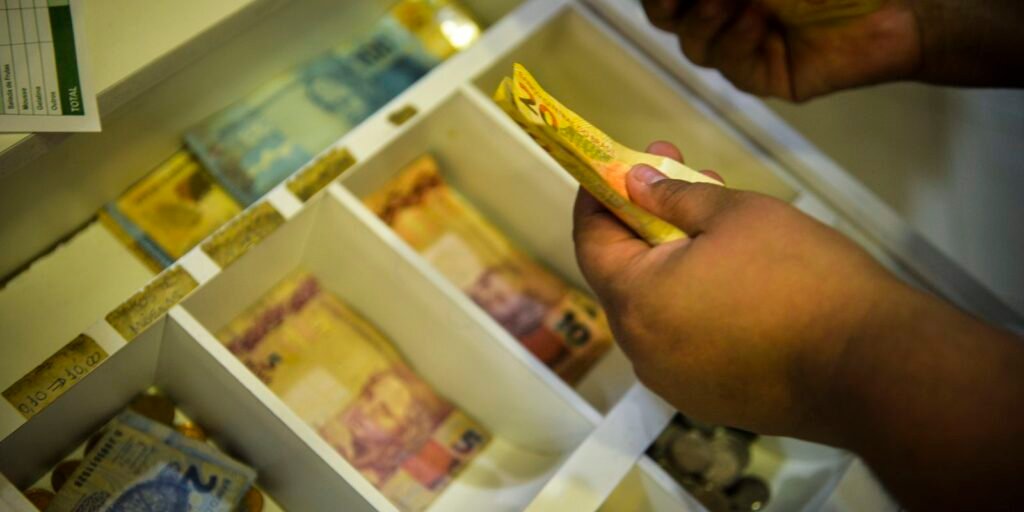 Aposentados e pensionistas começam a receber antecipação do 13º Aposentados e pensionistas começam a receber antecipação do 13º