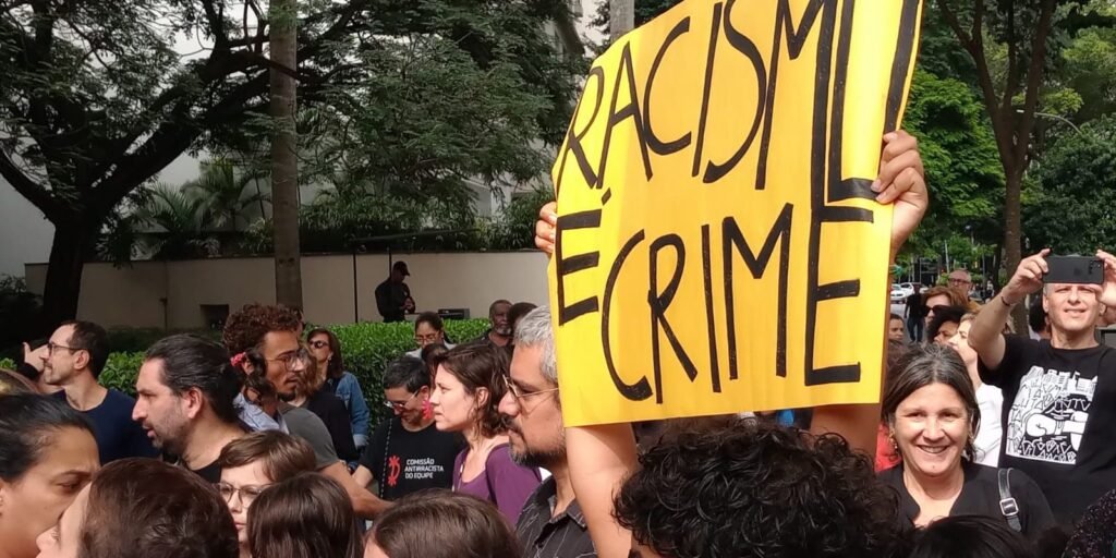 Estudantes e professores fazem ato contra racismo em Higienópolis Estudantes e professores fazem ato contra racismo em Higienópolis