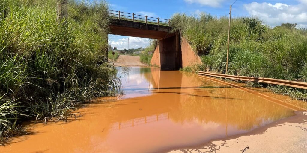 Vazamento de água em tubulação da Vale mobiliza Brumadinho Vazamento de água em tubulação da Vale mobiliza Brumadinho