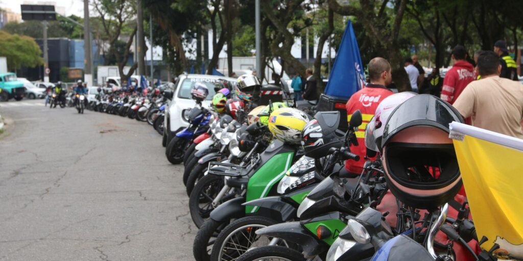 Três em dez entregadores de comida enfrentam insegurança alimentar