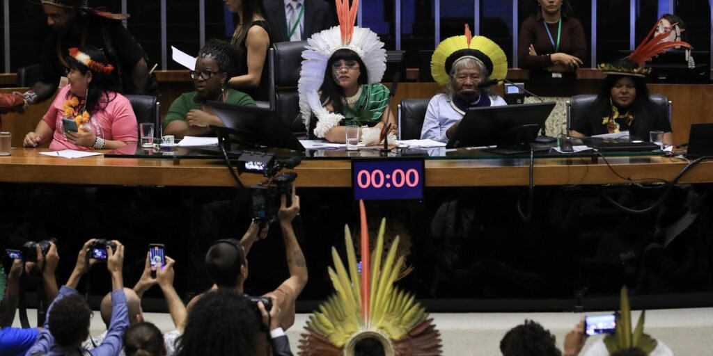 Indígenas lotam plenário da Câmara em sessão que exalta mobilização