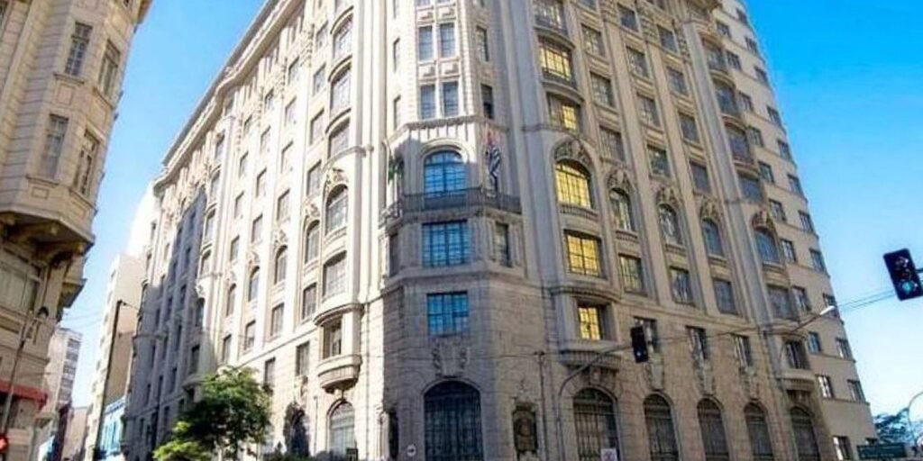 Faculdade paulista expulsa 12 alunos por faixa em alusão a estupro Faculdade paulista expulsa 12 alunos por faixa em alusão a estupro