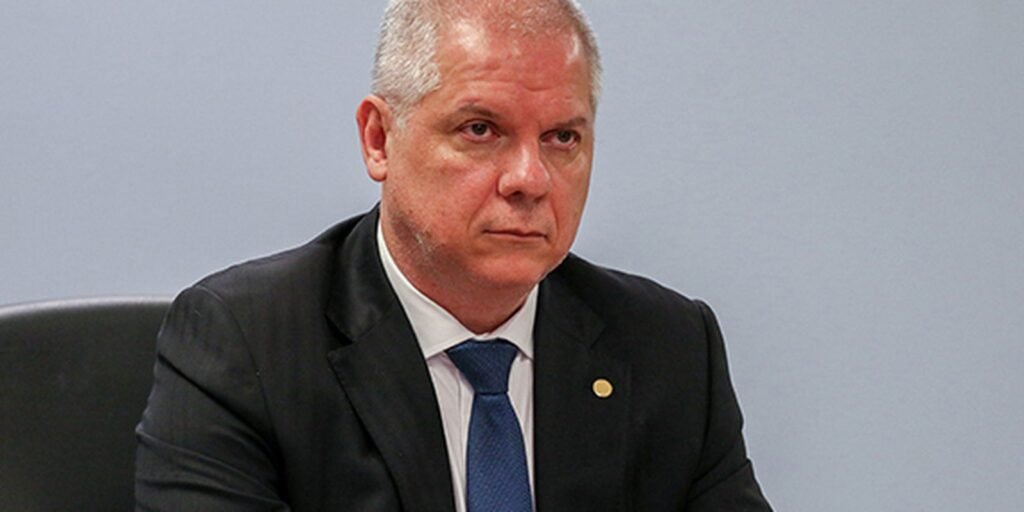 Lula determina demissão do presidente do INSS Lula determina demissão do presidente do INSS