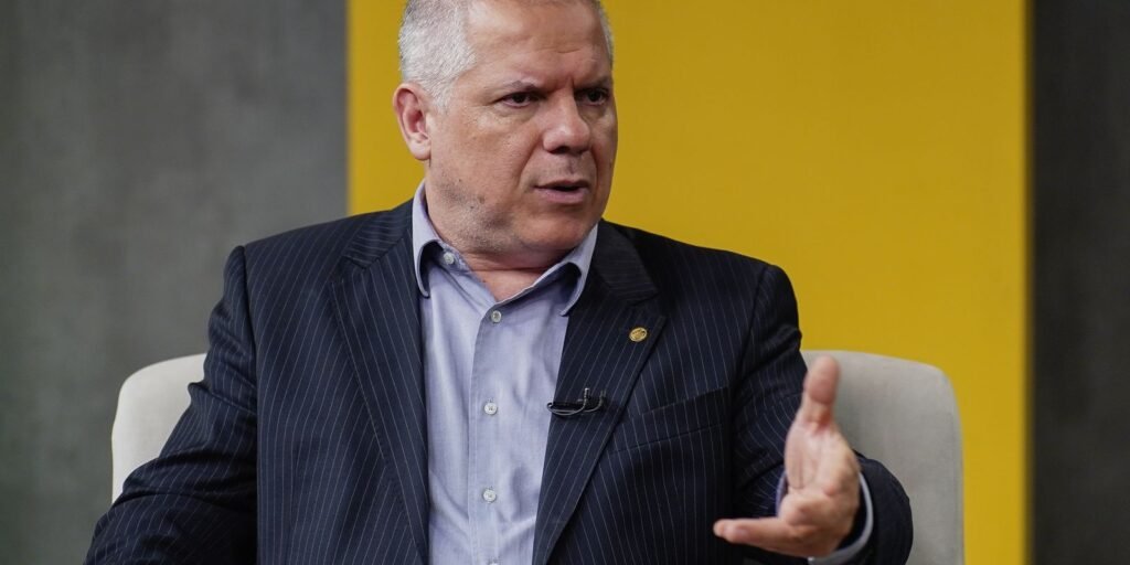 Presidente do INSS é exonerado após suspeita de fraudes 