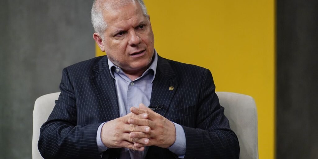 Justiça determina afastamento do presidente do INSS Justiça determina afastamento do presidente do INSS