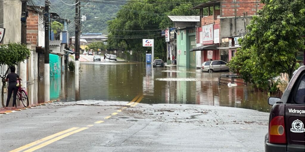 Chuvas bloqueiam trecho de serra e deixam pessoas ilhadas em Ubatuba
