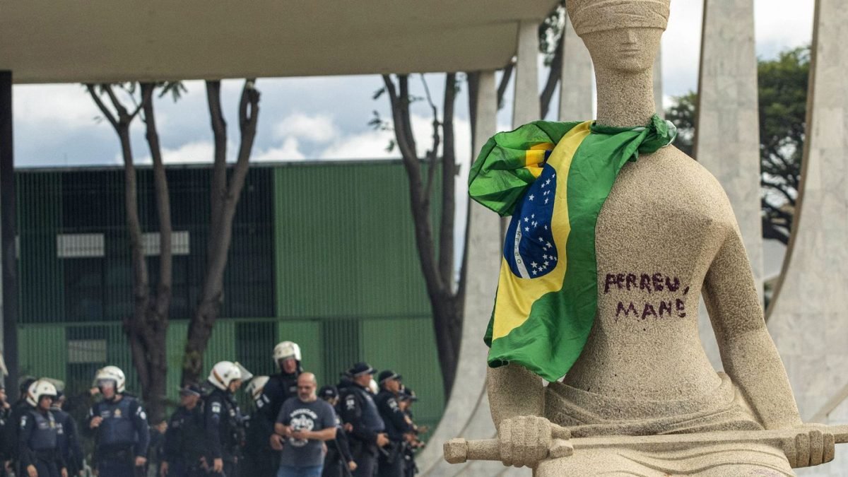 1745616956_estatua_do_stf.jpg