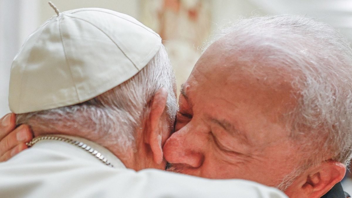 22_retro_2023_lula_e_recebido_pelo_papa_francisco.jpg