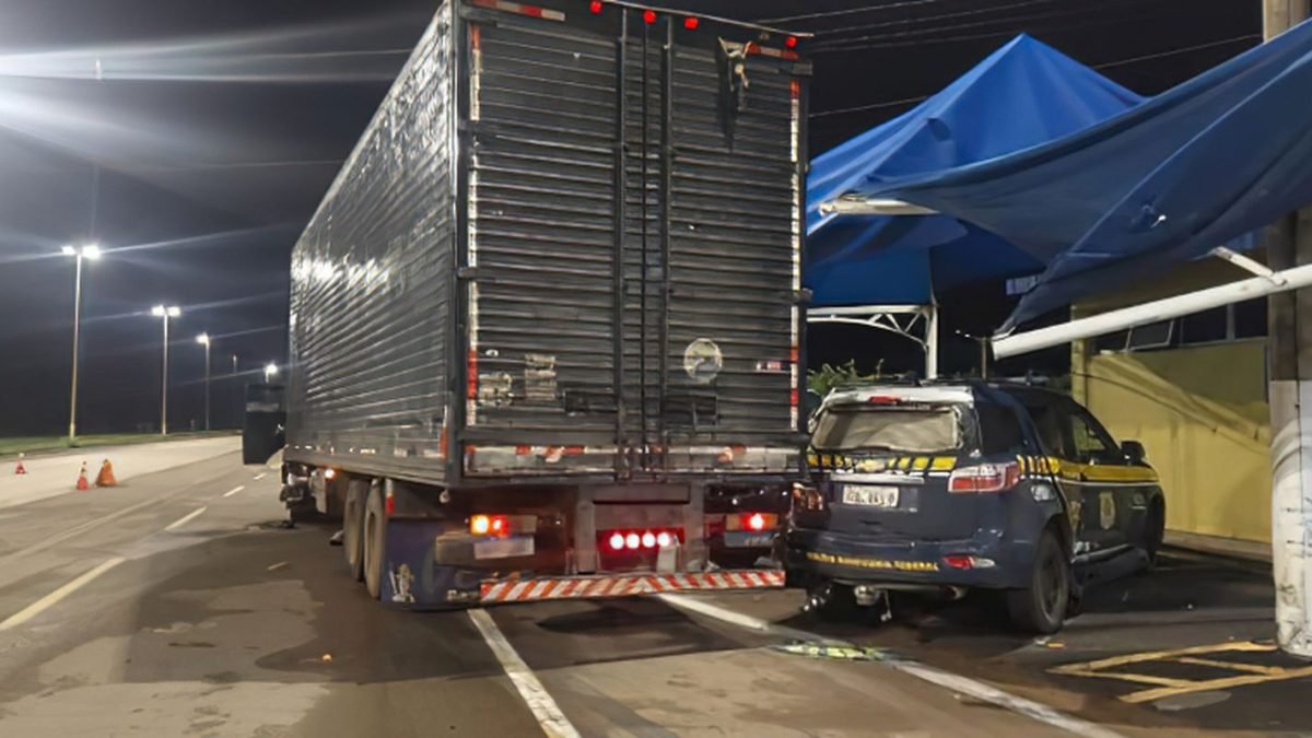 pf_vai_investigar_motorista_que_jogou_caminhao_contra_posto_da_prf.jpg
